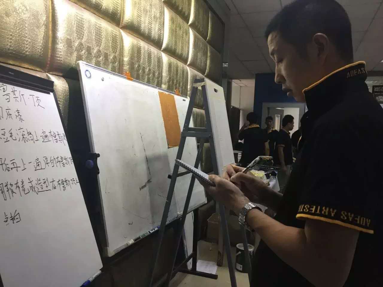 GIOVANNI喬瓦尼藝術(shù)涂料培訓(xùn)中學(xué)員認(rèn)真做筆記 GIOVANNI喬瓦尼藝術(shù)涂料培訓(xùn)中學(xué)員認(rèn)真做筆記
